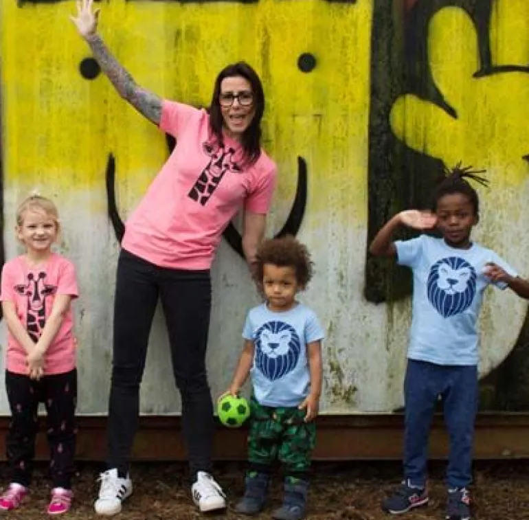 Danefæ Dyrgrowl Dinnhjaelp Mad Coral GIRAF | Børn T-shirts