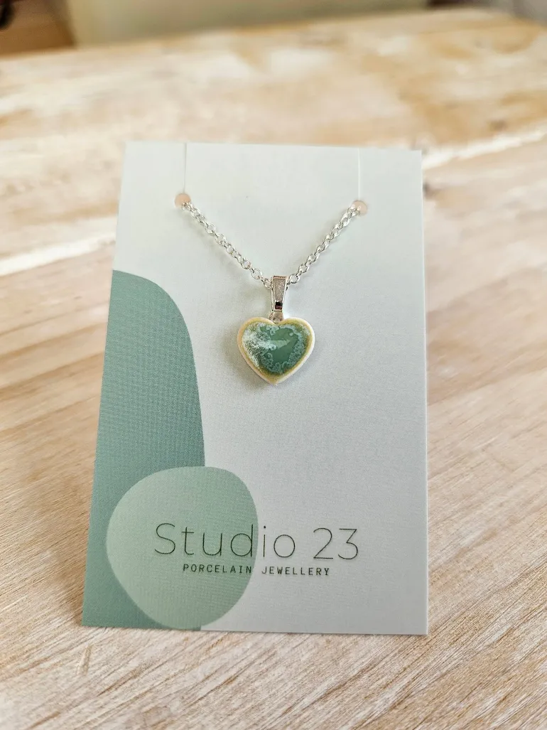 Danefæ Studio 23 Heart Pendant Olive | Dame Smykker